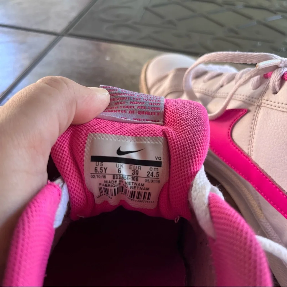 Nike youth Court Royal 833654-106 white/barbie pink 6.5Y tenniscore barbiecore